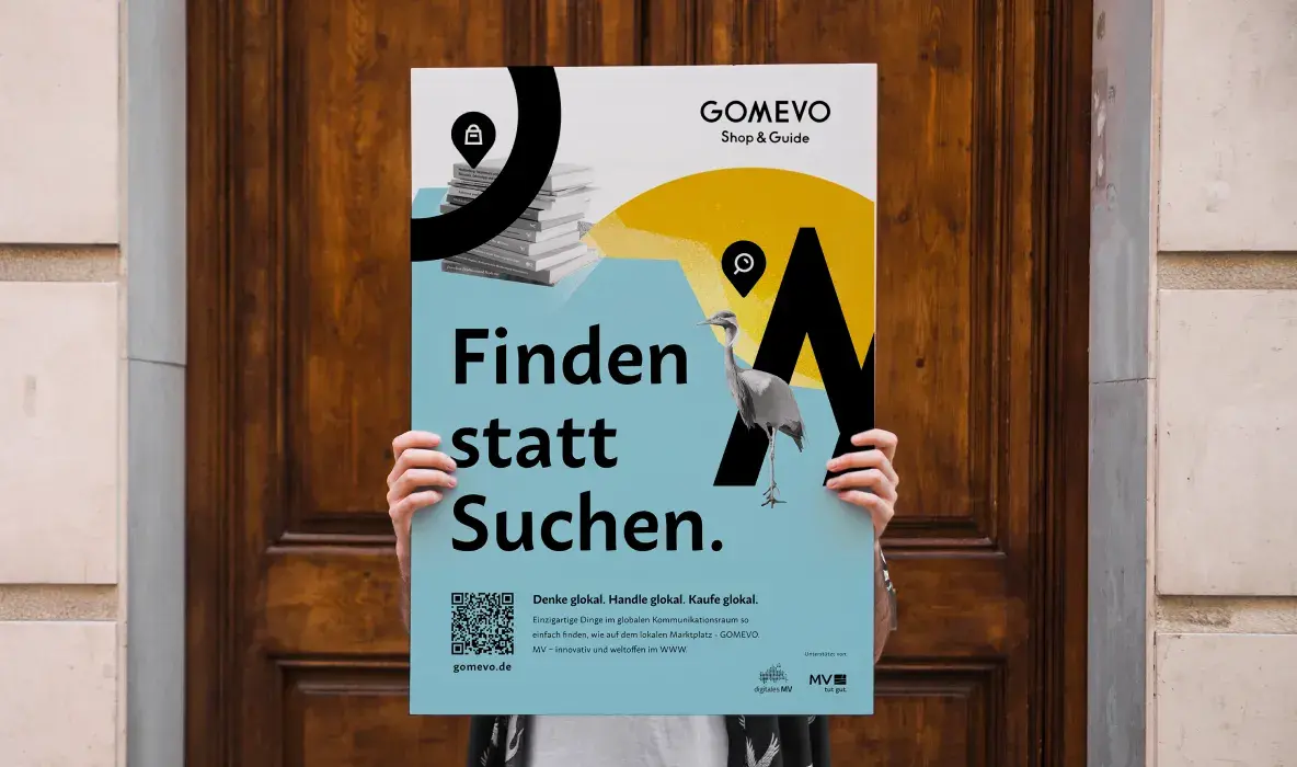 Person hält A2 Plakat vor einer Tür Person hält A2 Plakat vor einer Tür